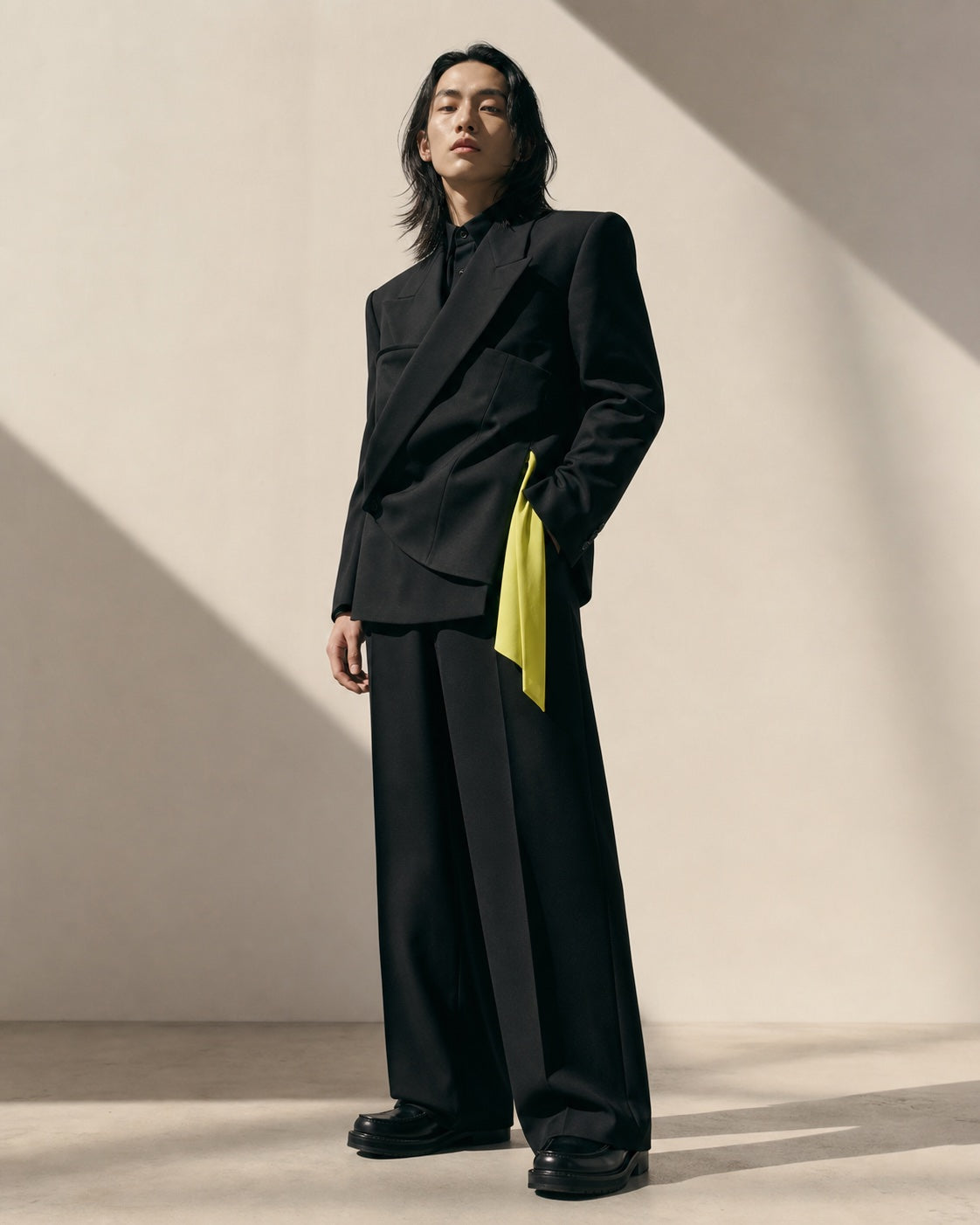 Editoriale fashion in nero, avorio e giallo acid